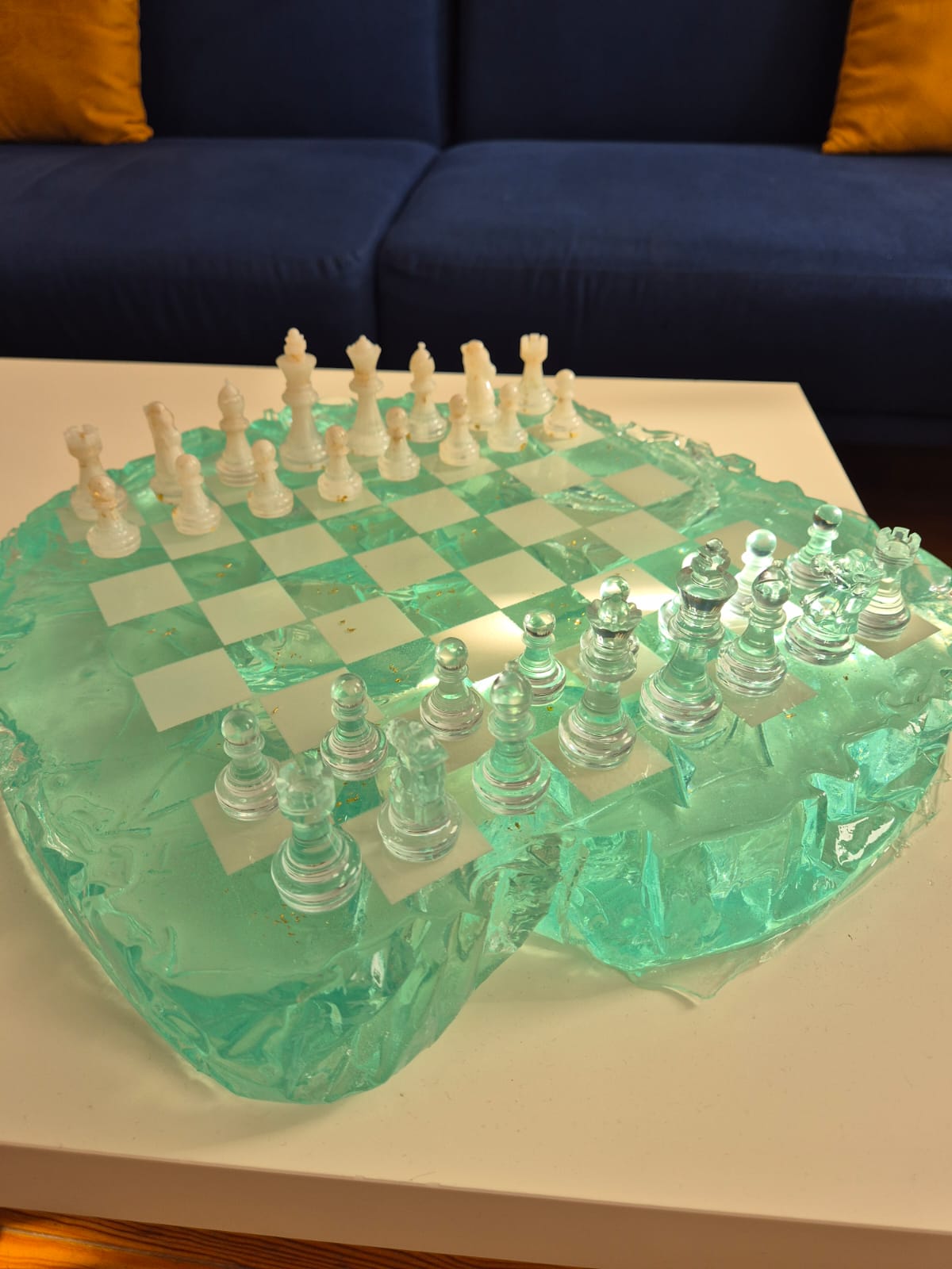 Jeu d'échecs Iceberg en résine époxy posé sur une table basse, bords bruts effet banquise