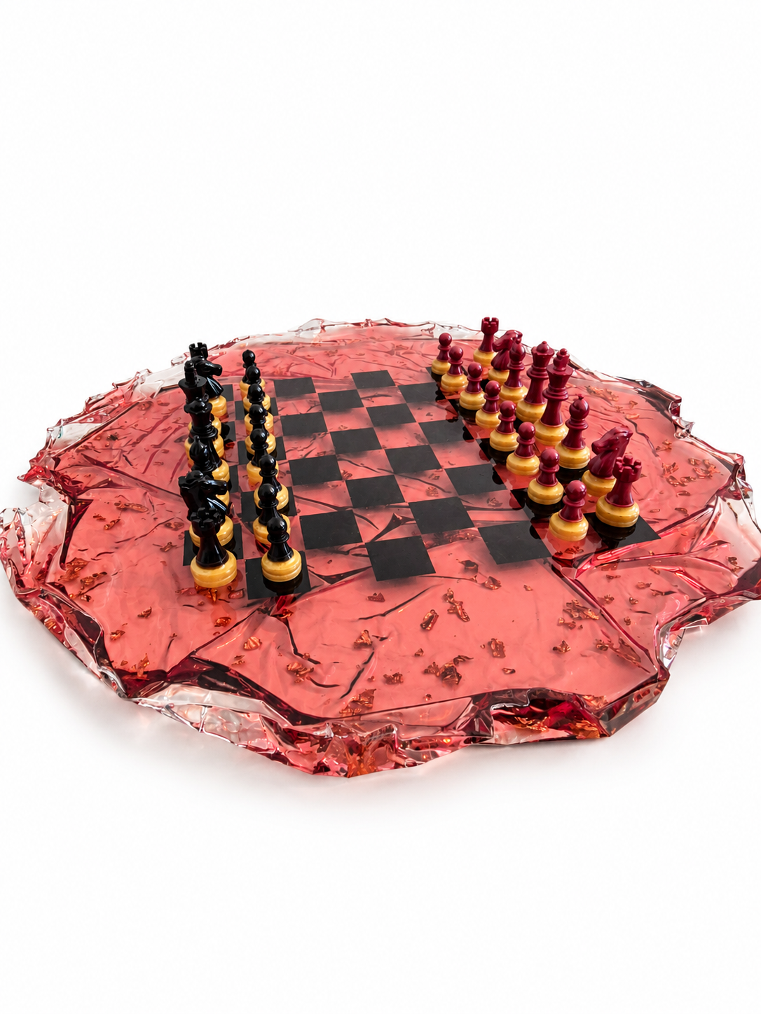 Jeu d'échecs en résine époxy rouge translucide avec pièces noires et rouges, bases dorées